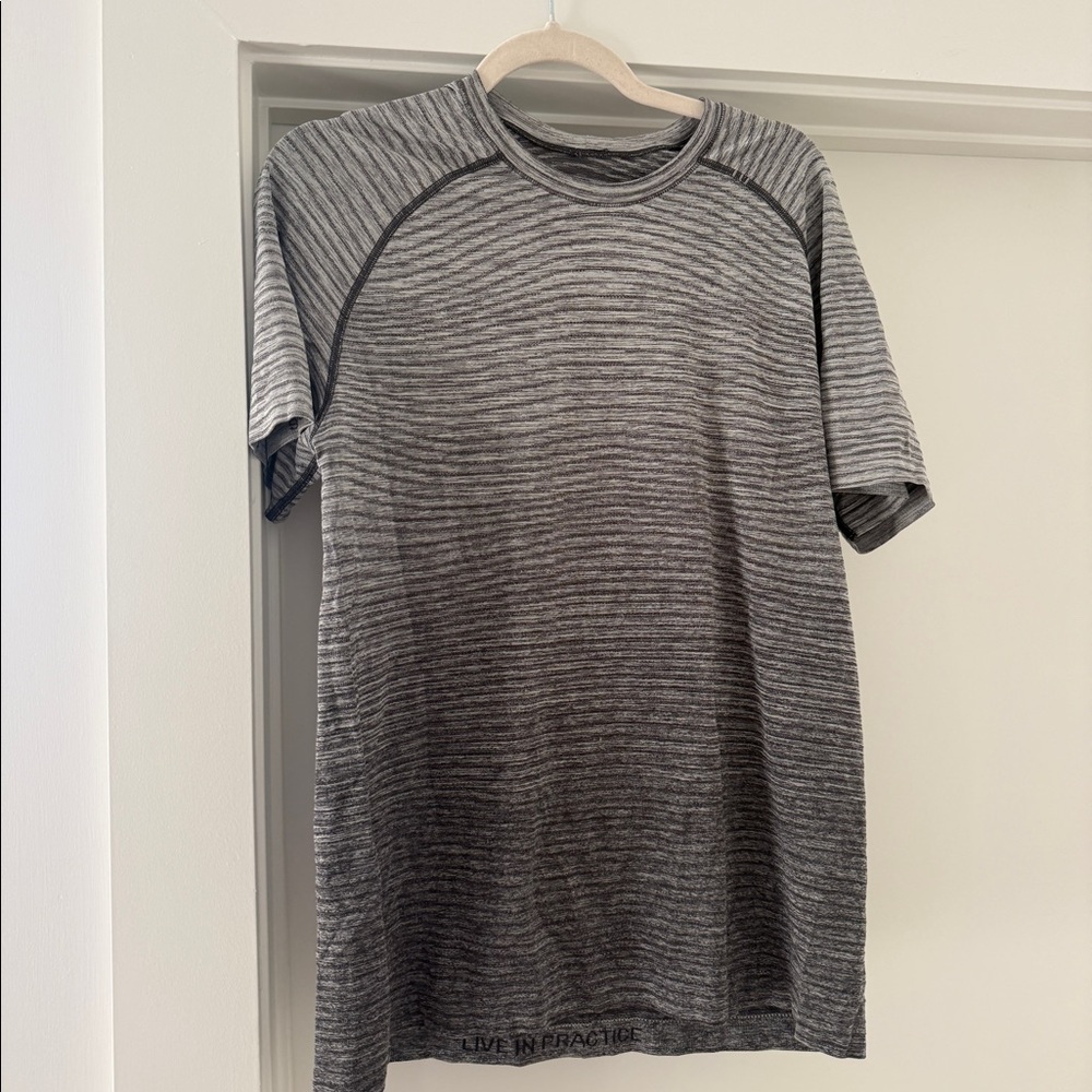 Lululemon men’s vent tech tee